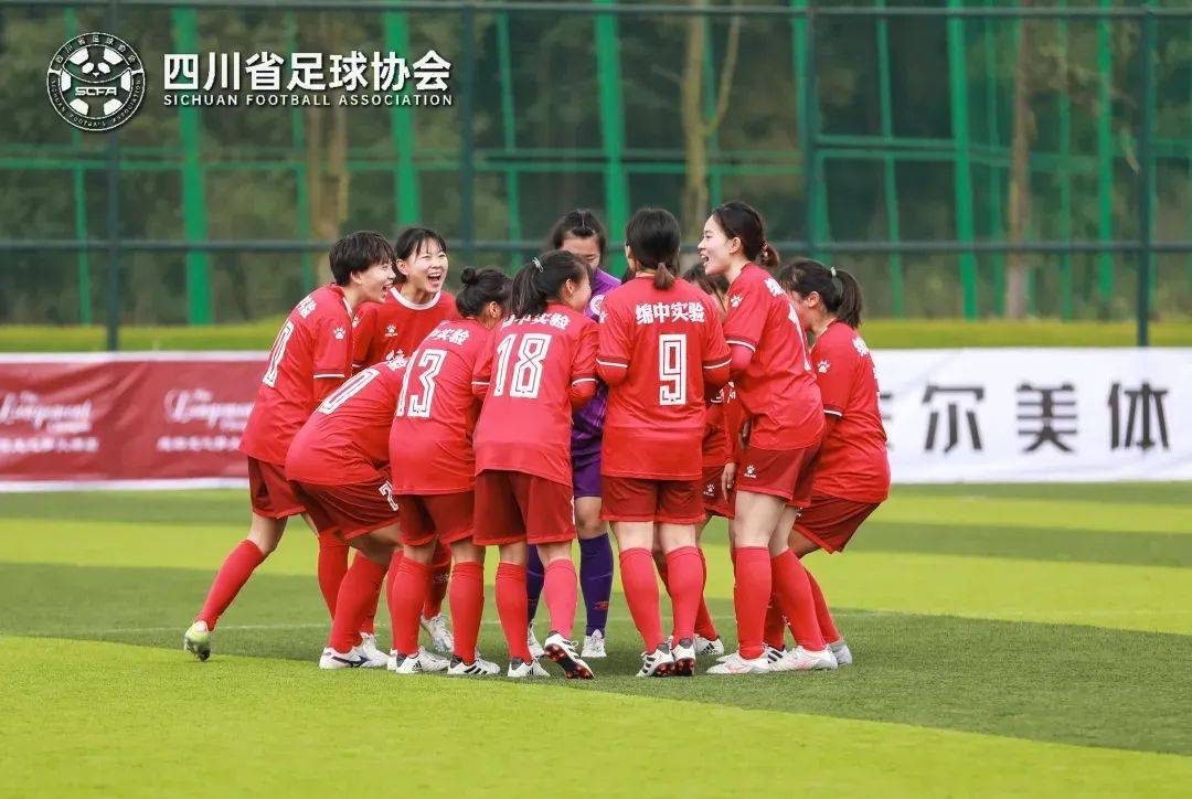 包含足球赛事选手技压群雄表现的词条