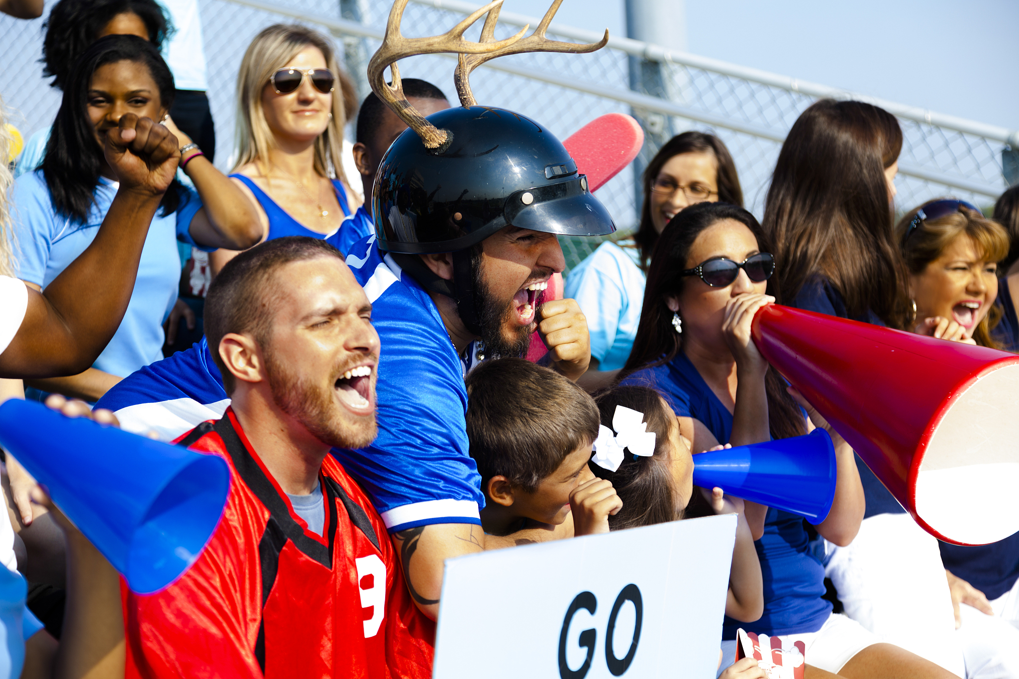 关于激情火爆：球迷热情支持为球队加油助威的信息