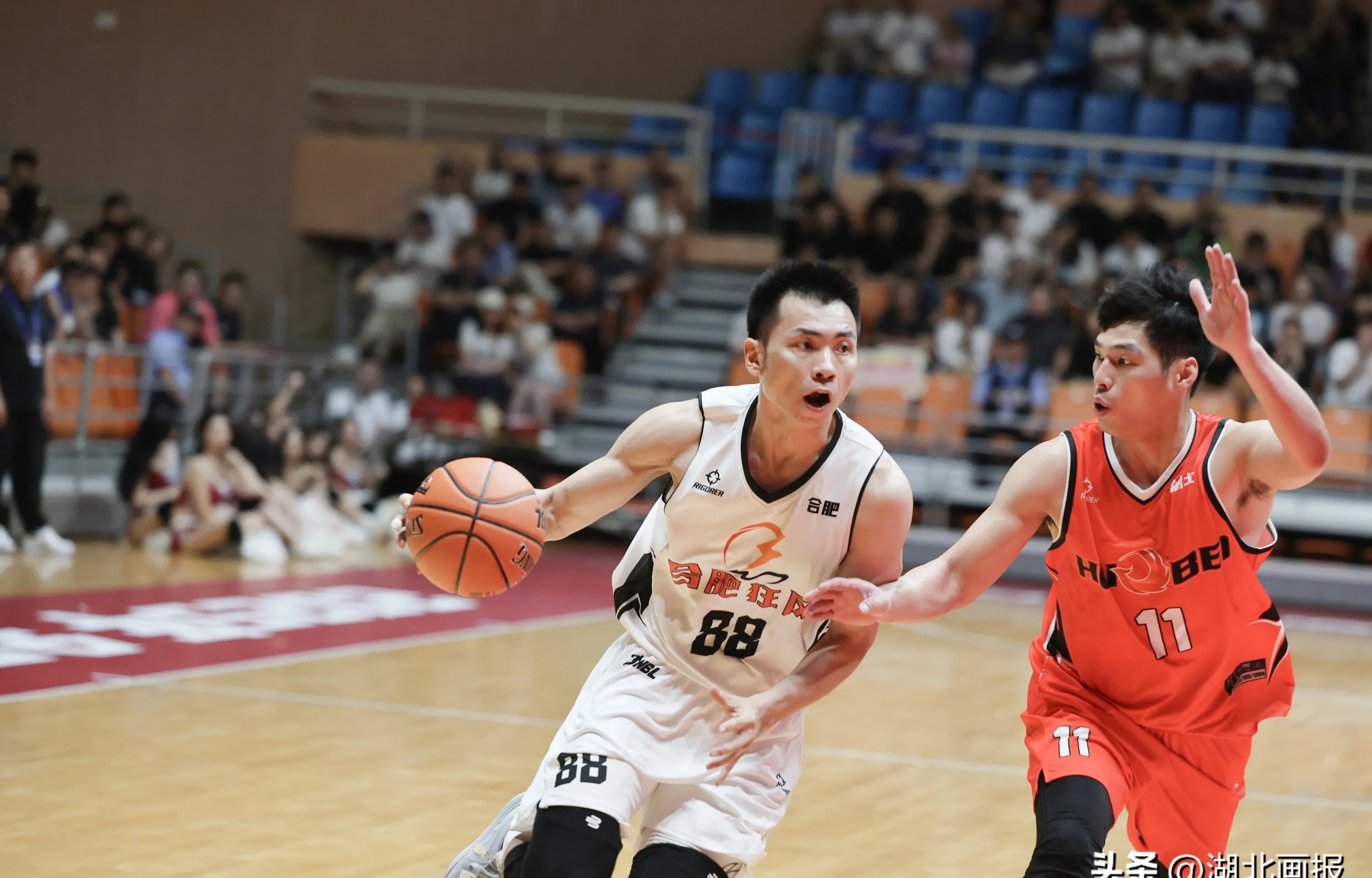 发展迅猛的篮球联赛吸引众多球迷关注的简单介绍